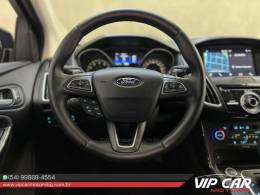 FORD - FOCUS - 2016/2017 - Preta - R$ 72.900,00