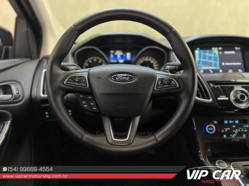 FORD - FOCUS - 2016/2017 - Preta - R$ 72.900,00