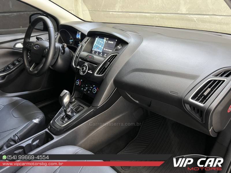 FORD - FOCUS - 2016/2017 - Preta - R$ 72.900,00