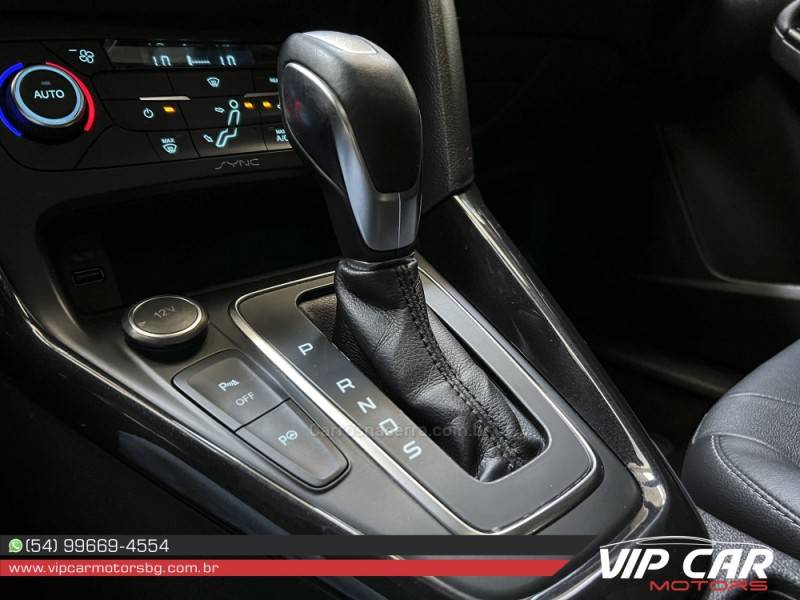 FORD - FOCUS - 2016/2017 - Preta - R$ 72.900,00