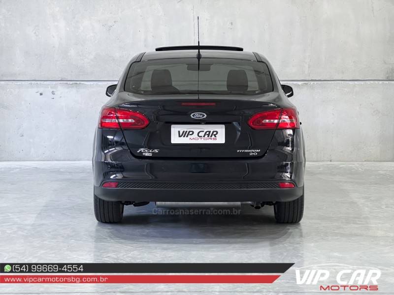 FORD - FOCUS - 2016/2017 - Preta - R$ 72.900,00