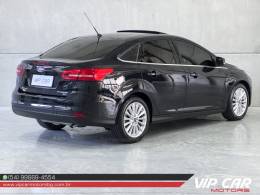 FORD - FOCUS - 2016/2017 - Preta - R$ 72.900,00