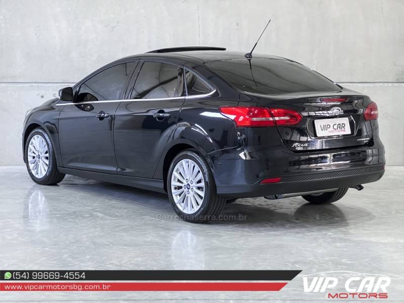 FORD - FOCUS - 2016/2017 - Preta - R$ 72.900,00