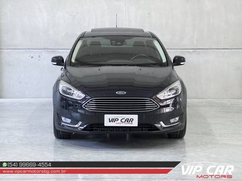 FORD - FOCUS - 2016/2017 - Preta - R$ 72.900,00
