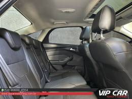 FORD - FOCUS - 2016/2017 - Preta - R$ 72.900,00