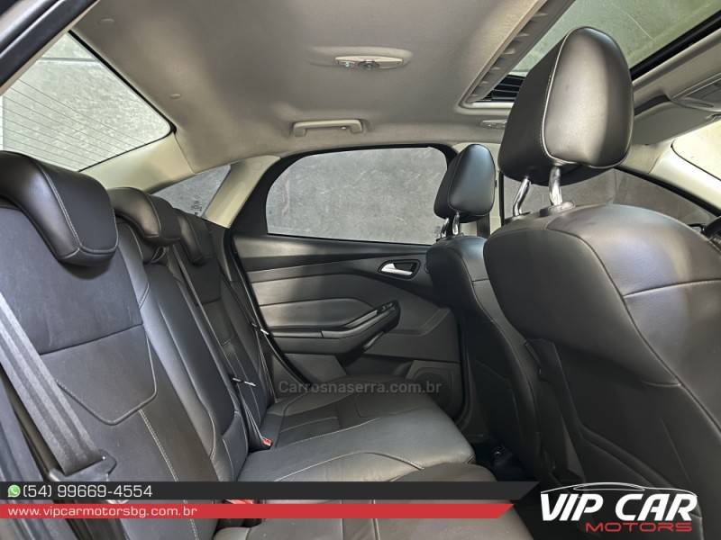 FORD - FOCUS - 2016/2017 - Preta - R$ 72.900,00